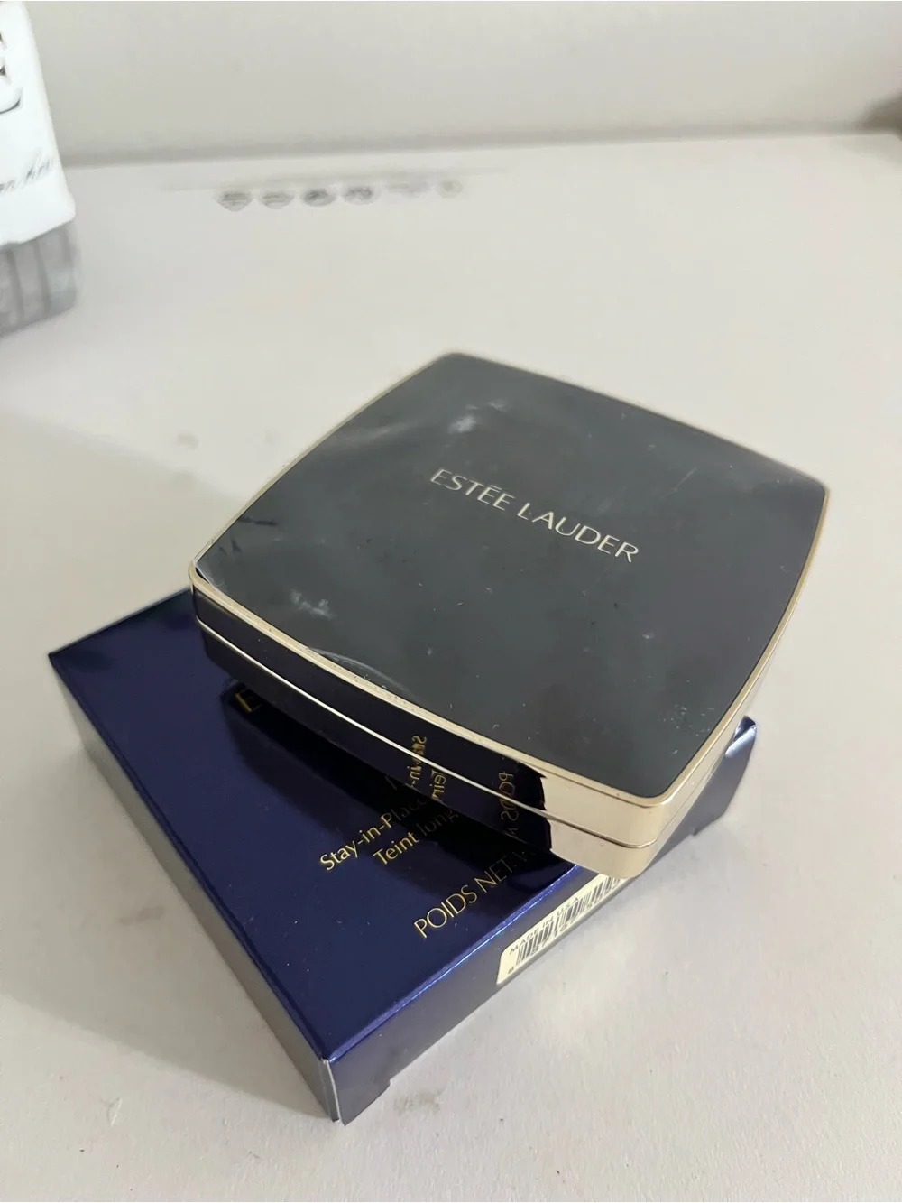 1N2 Ecru~ Estée Lauder Double Wear Stay-in-Place Matte Powder Foundation, 12 g